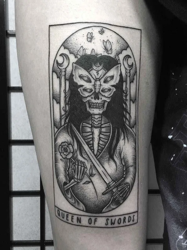 black and grey blackwork Tatuagem em thigh #16055 | Tatuador Lozzy Bones