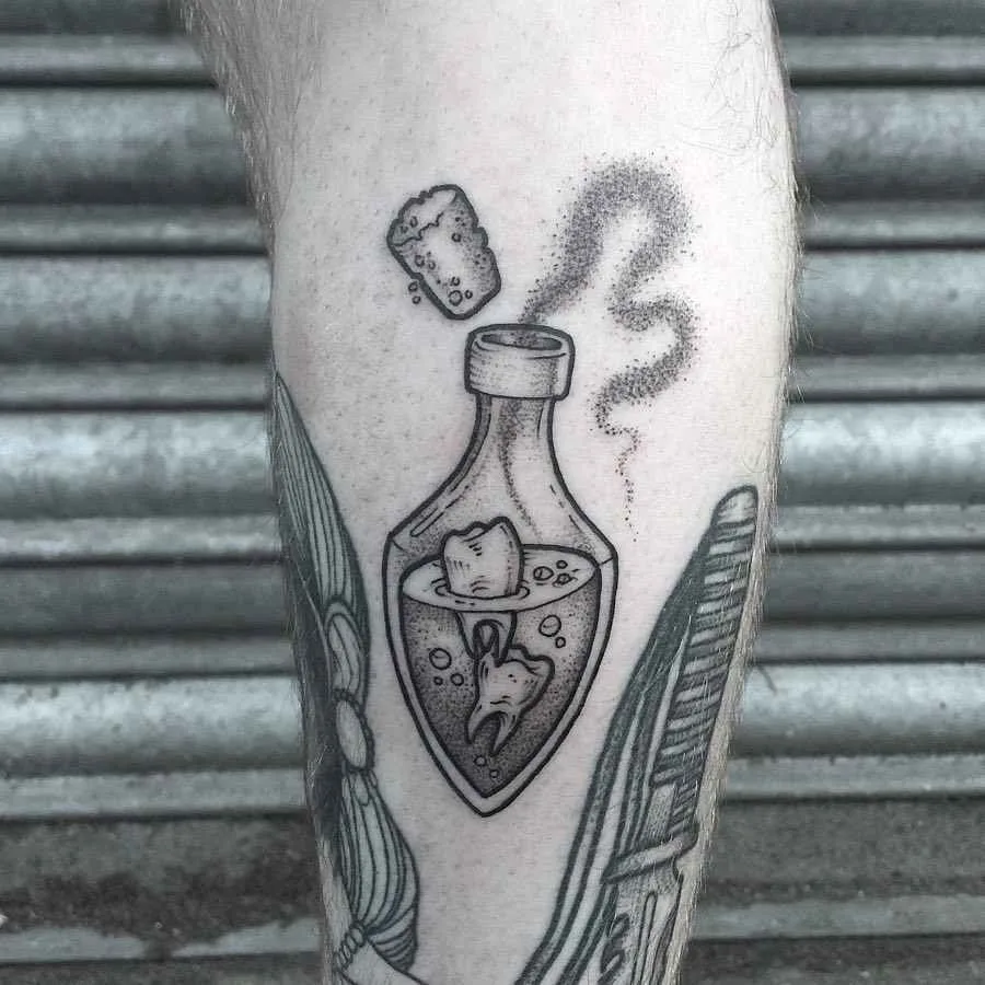 Tatuador Lozzy Bones tatuagem preta Histórias medievais e Tarot Cards | UK