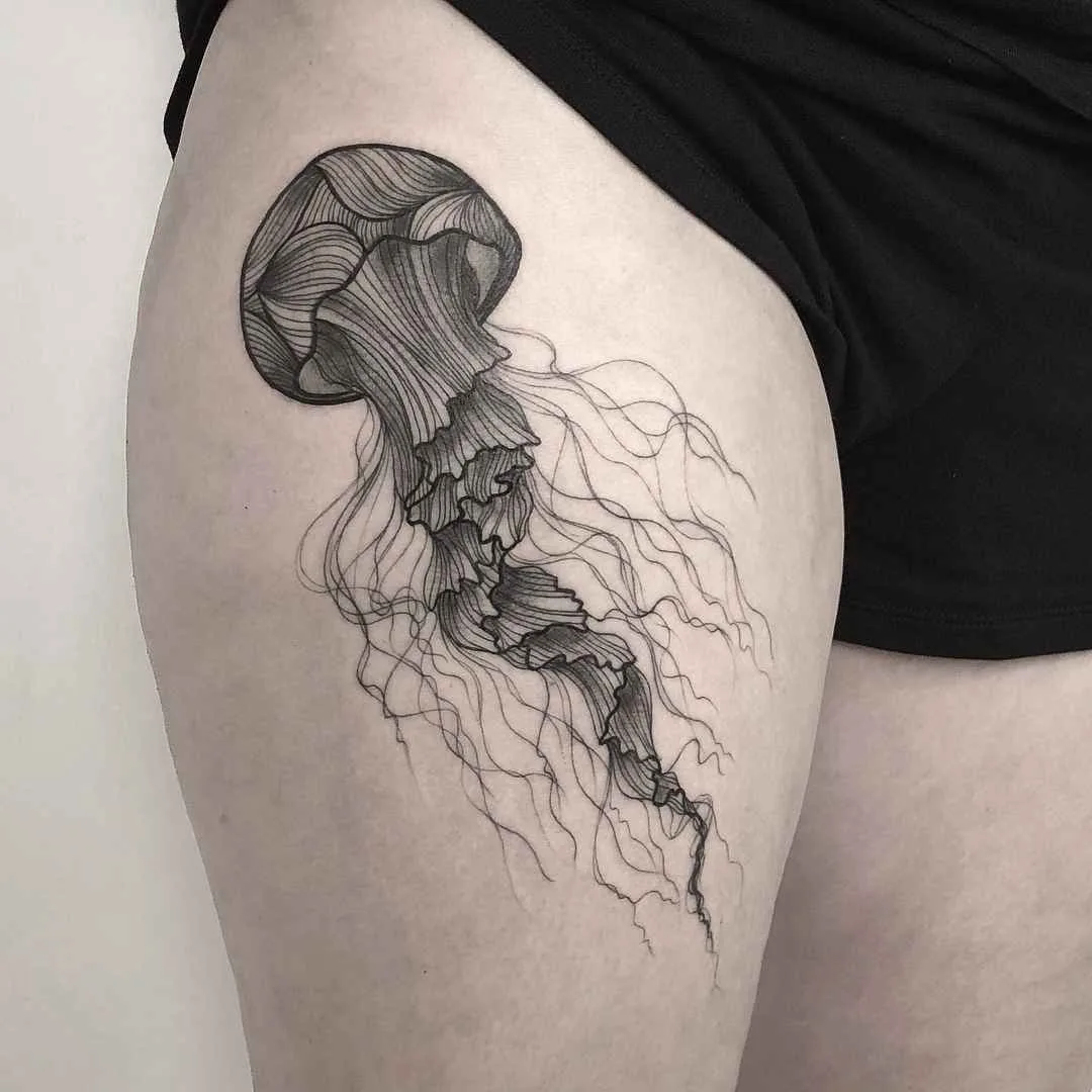 Tatuador Iosep cria tatuagem preta minimalista, gráfica, linhas | Hamburgo, Alemanha