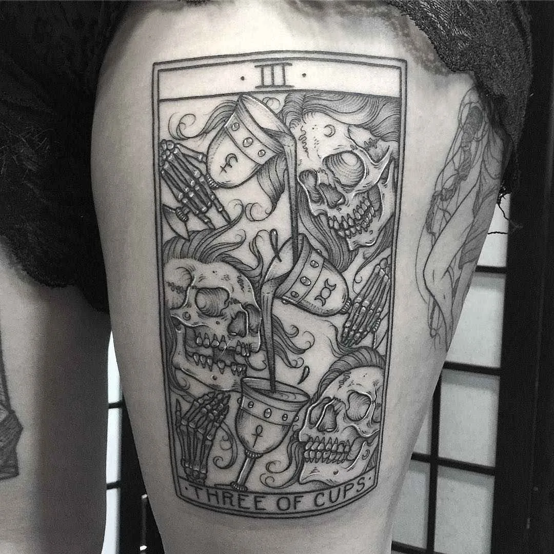 Tatuador Lozzy Bones tatuagem preta Histórias medievais e Tarot Cards | UK