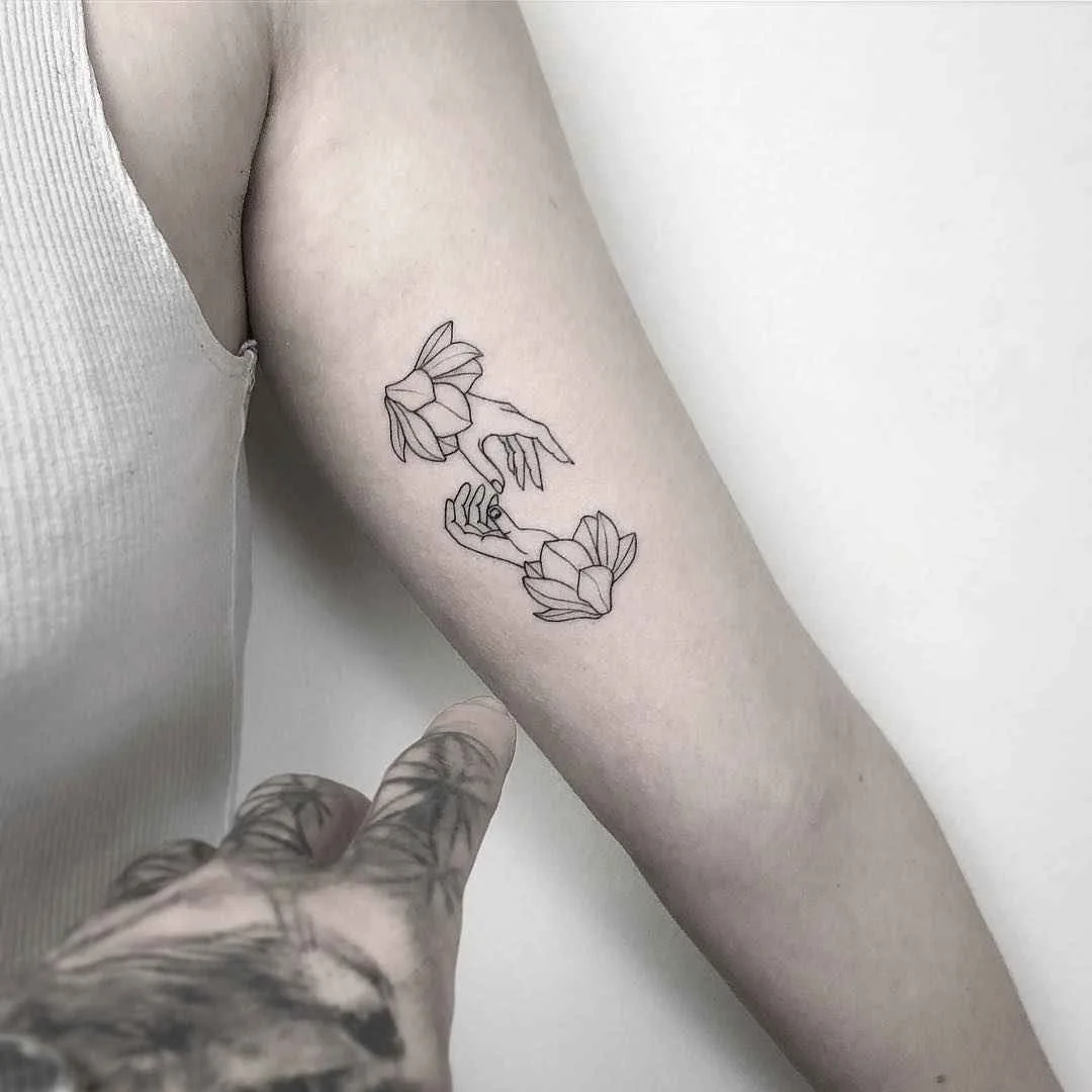Tatuador Iosep cria tatuagem preta minimalista, gráfica, linhas | Hamburgo, Alemanha