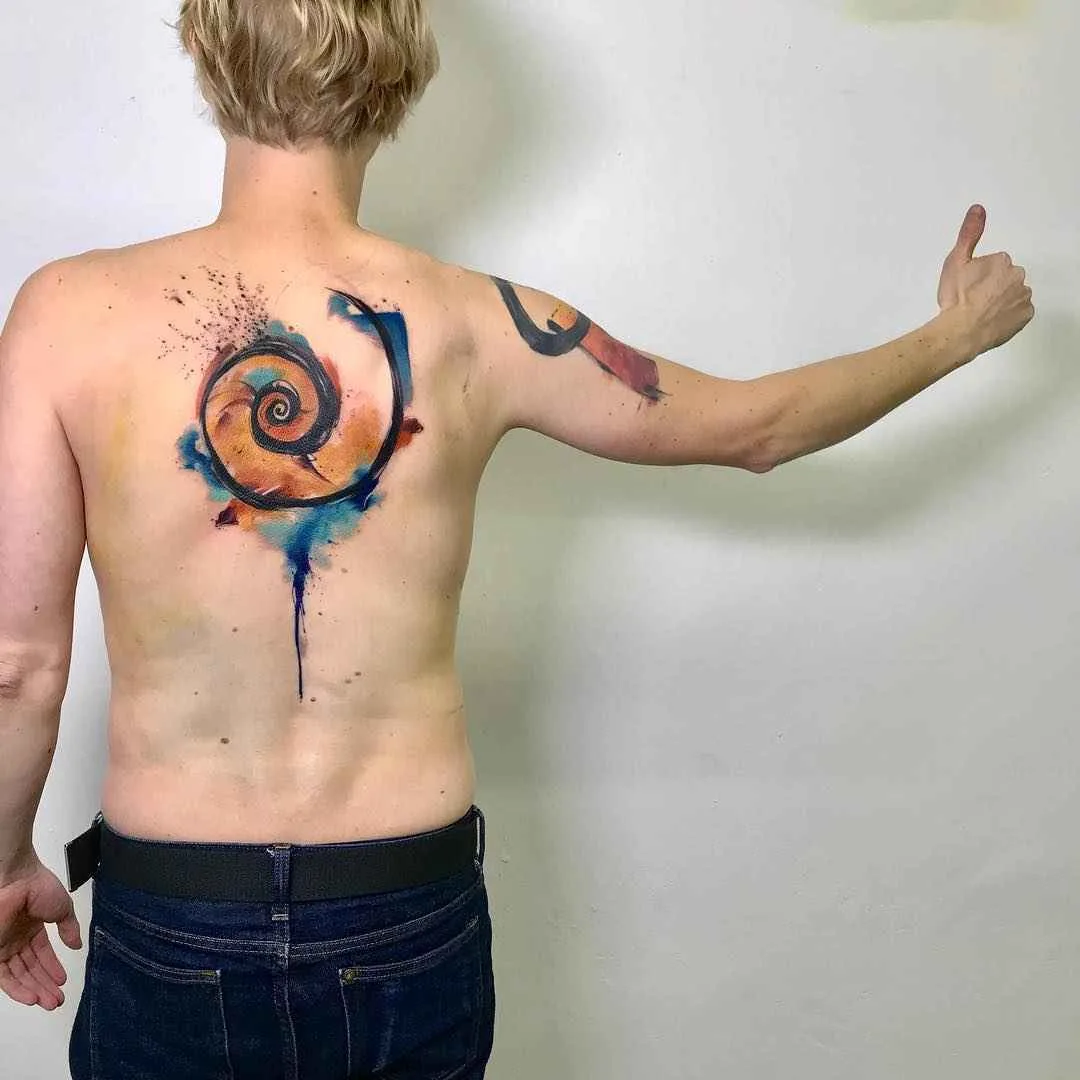 Tattoo artista Emrah De Lausbub crea un tattoo in stile astratto a acquerello | Germania