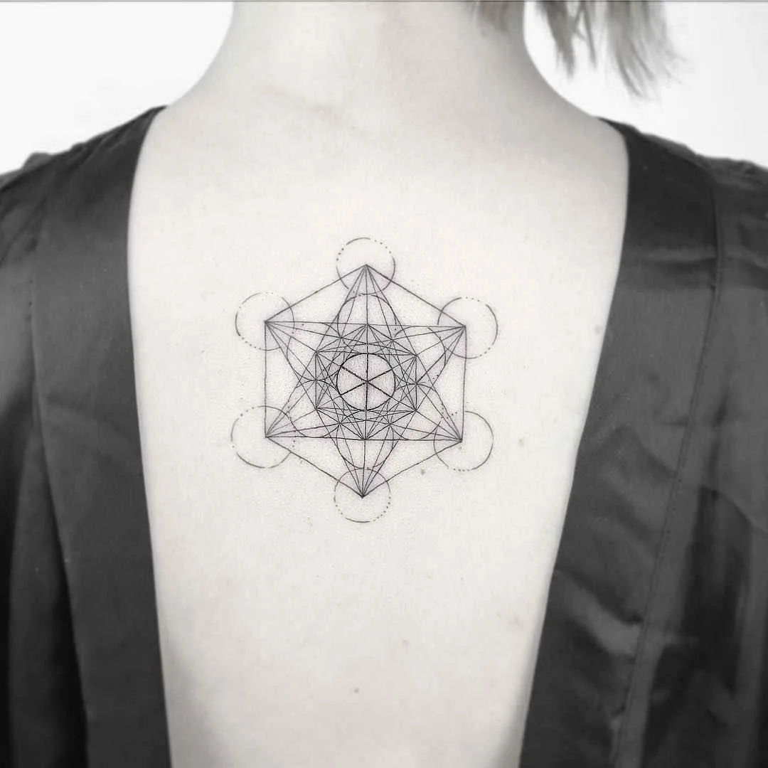 Tatuador Iosep cria tatuagem preta minimalista, gráfica, linhas | Hamburgo, Alemanha