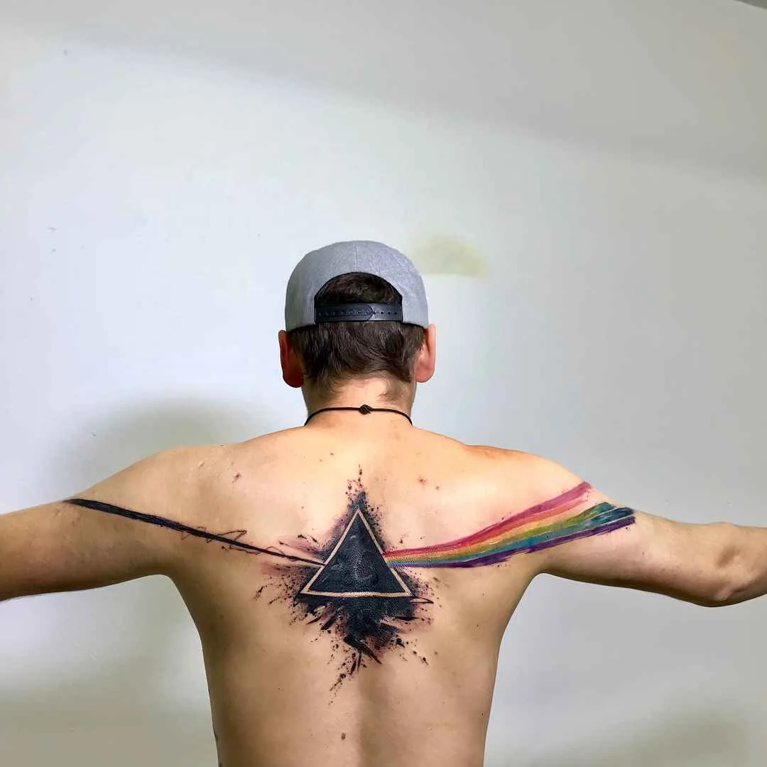 Tattoo artista Emrah De Lausbub crea un tattoo in stile astratto a acquerello | Germania