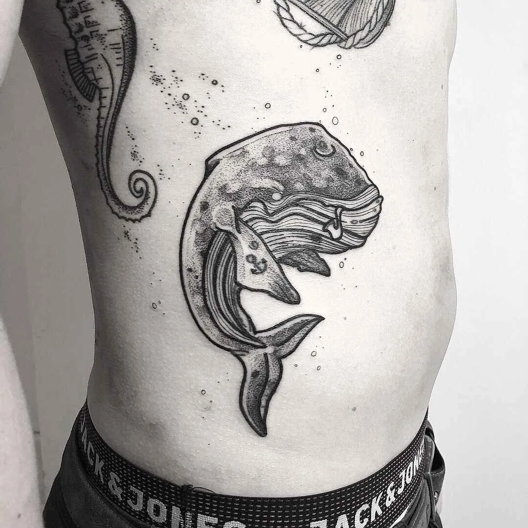 Tatuador Iosep cria tatuagem preta minimalista, gráfica, linhas | Hamburgo, Alemanha