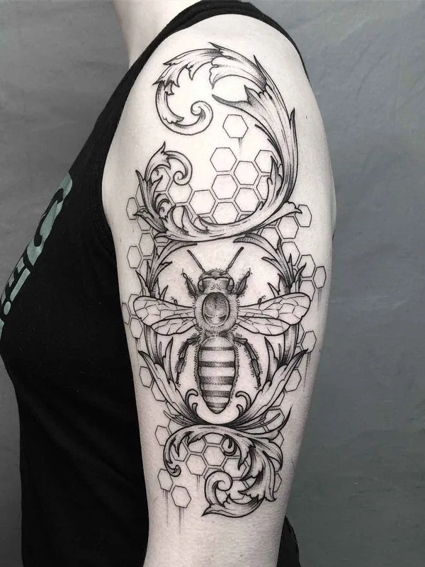 female black and grey blackwork Tatuagem em upper arm #16065 | Tatuador Lozzy Bones