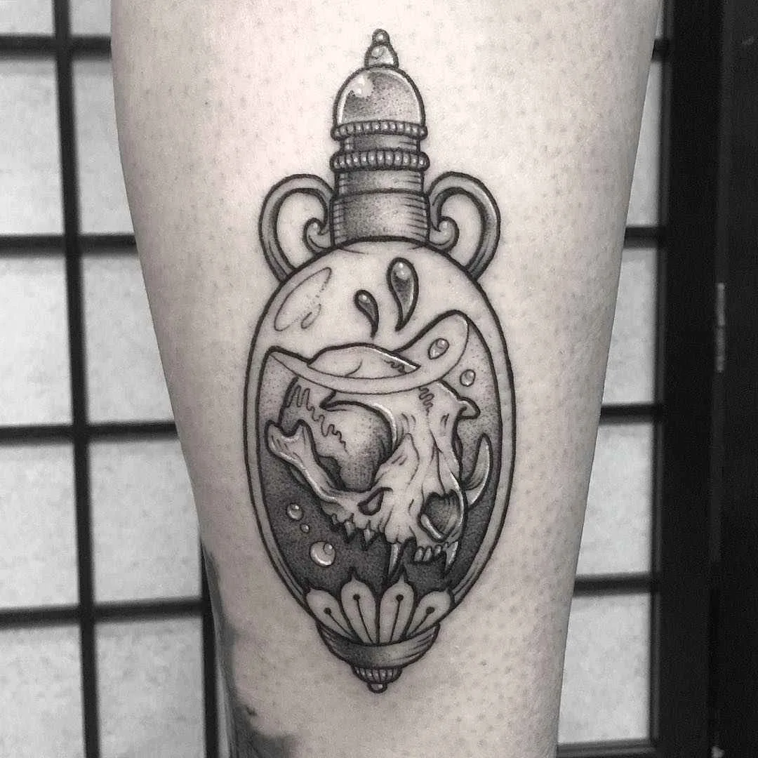 Tatuador Lozzy Bones tatuagem preta Histórias medievais e Tarot Cards | UK