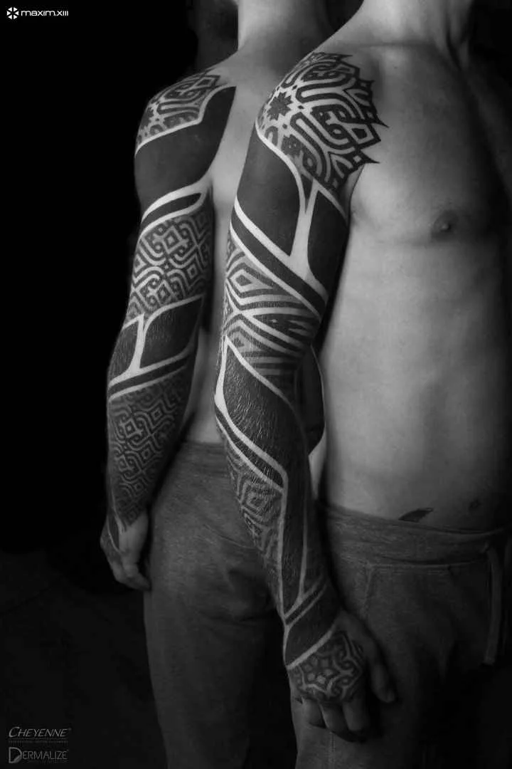 Tatuagem artista Maxim Zhuravlev cria tatuagem negra ornamental, blackwork, design individual | Voronezh, Rússia