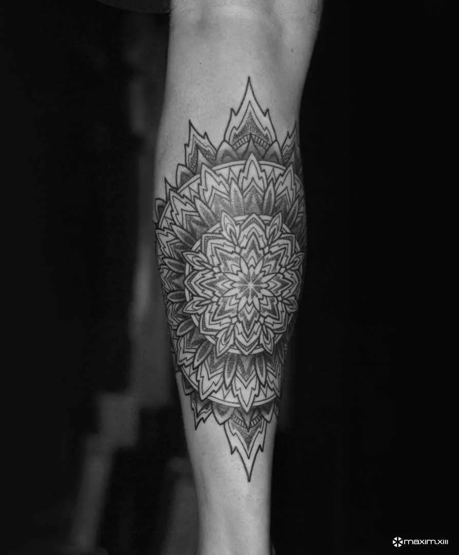 Tatuagem artista Maxim Zhuravlev cria tatuagem negra ornamental, blackwork, design individual | Voronezh, Rússia