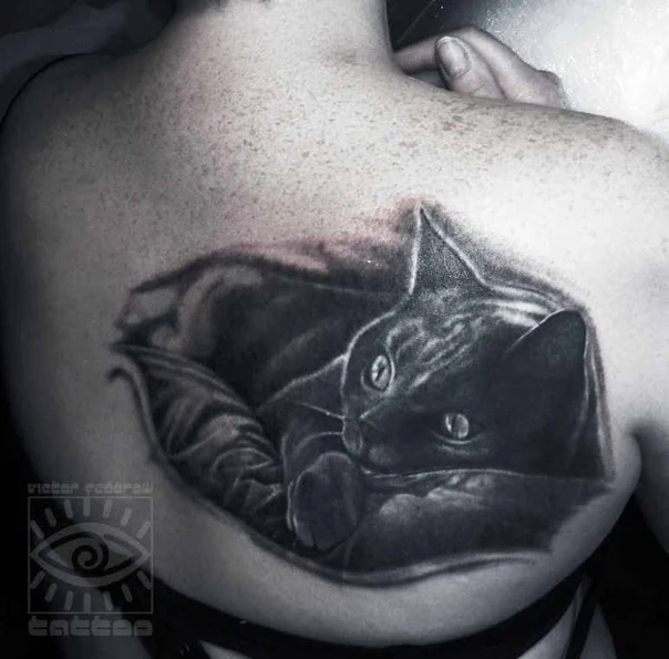 Чёрно-серая Cat tattoo на Лопатка