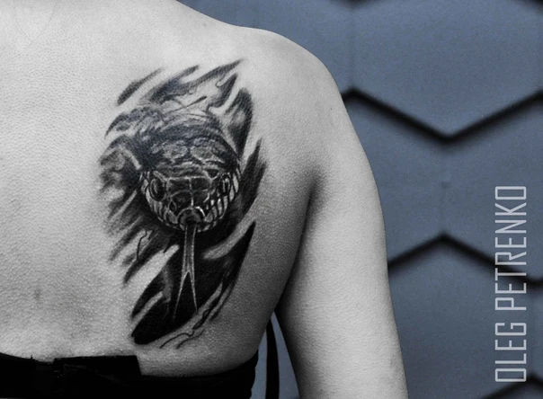 Блэкворк Snake tattoo на Лопатка