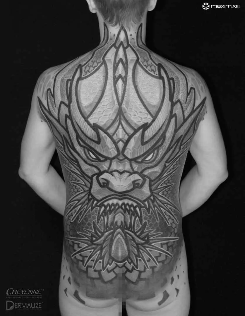 Tatuagem artista Maxim Zhuravlev cria tatuagem negra ornamental, blackwork, design individual | Voronezh, Rússia