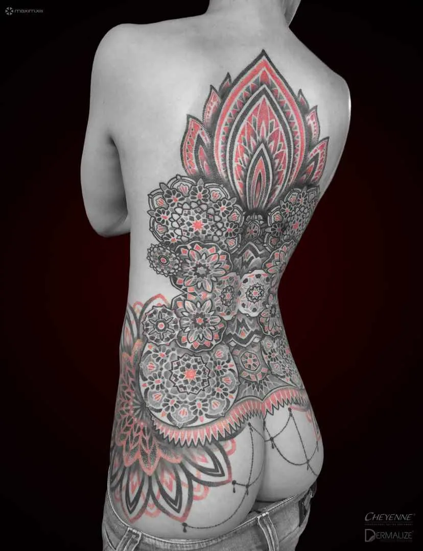 Tatuagem artista Maxim Zhuravlev cria tatuagem negra ornamental, blackwork, design individual | Voronezh, Rússia