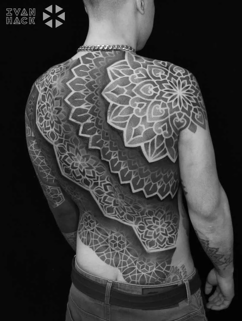 Tatuagem artista Maxim Zhuravlev cria tatuagem negra ornamental, blackwork, design individual | Voronezh, Rússia