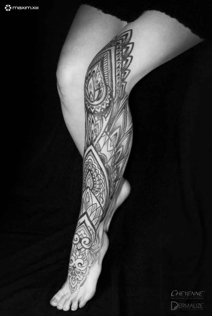 Tatuagem artista Maxim Zhuravlev cria tatuagem negra ornamental, blackwork, design individual | Voronezh, Rússia