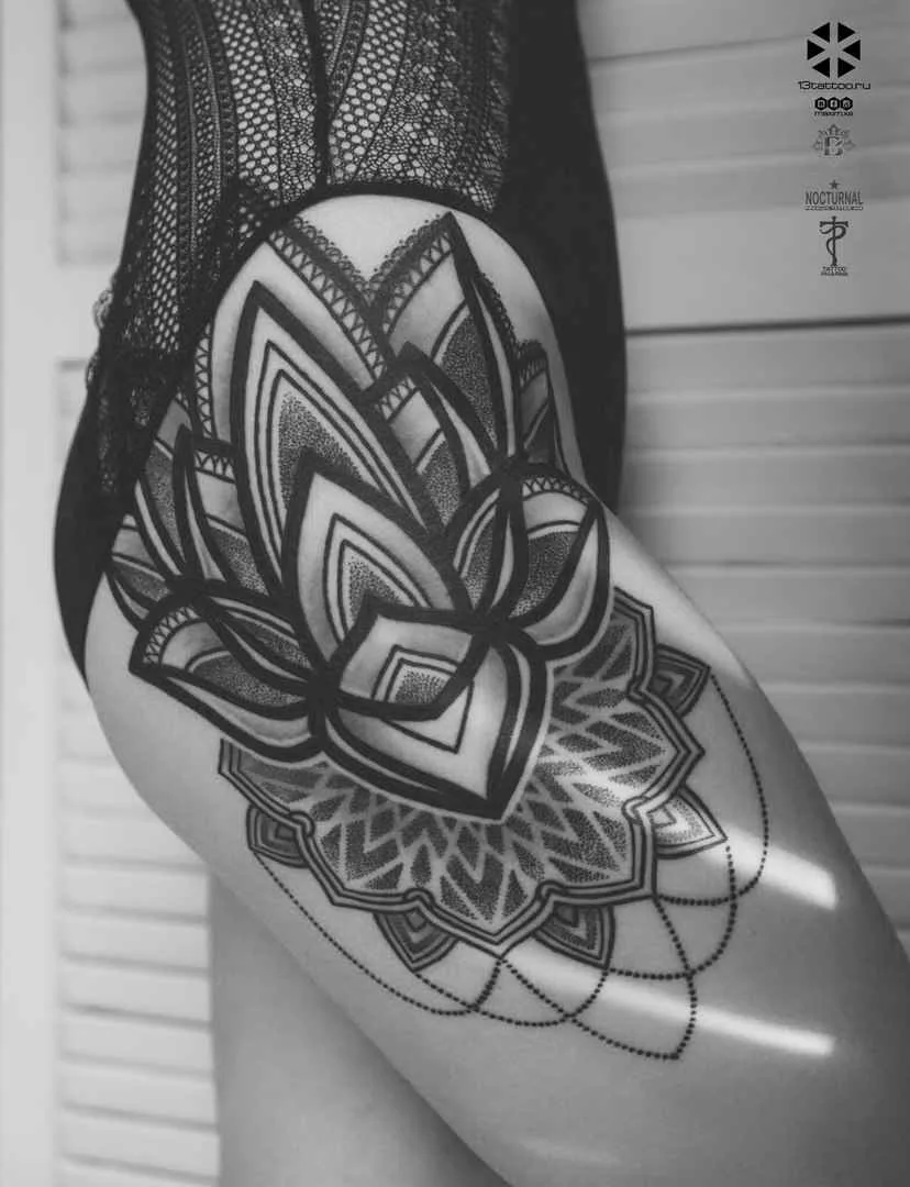Tatuagem artista Maxim Zhuravlev cria tatuagem negra ornamental, blackwork, design individual | Voronezh, Rússia