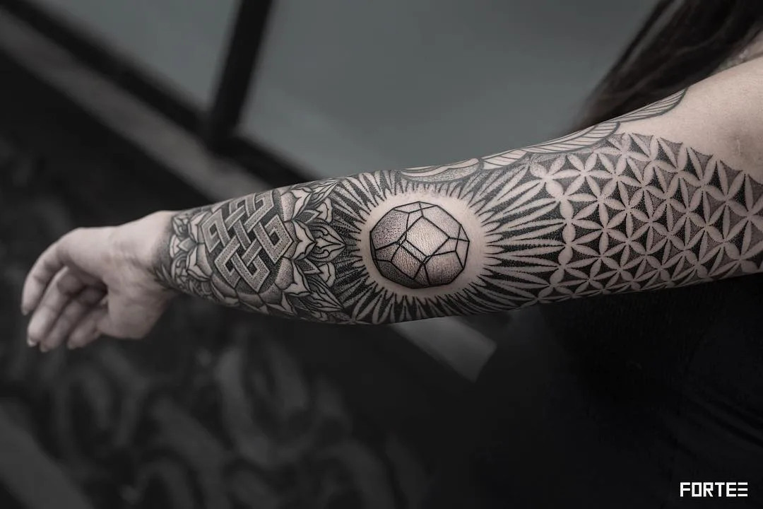 Artista tatuatore Dillon Forte, stile nero di geometria sacra ornamentale tatuaggio | USA