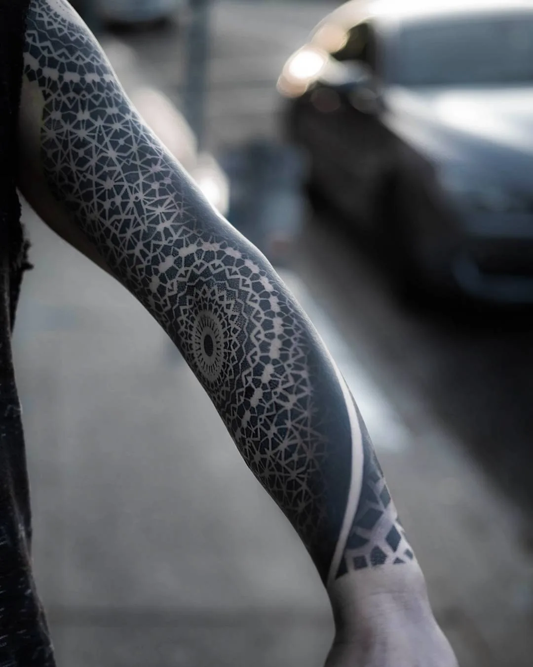 Artista tatuatore Dillon Forte, stile nero di geometria sacra ornamentale tatuaggio | USA