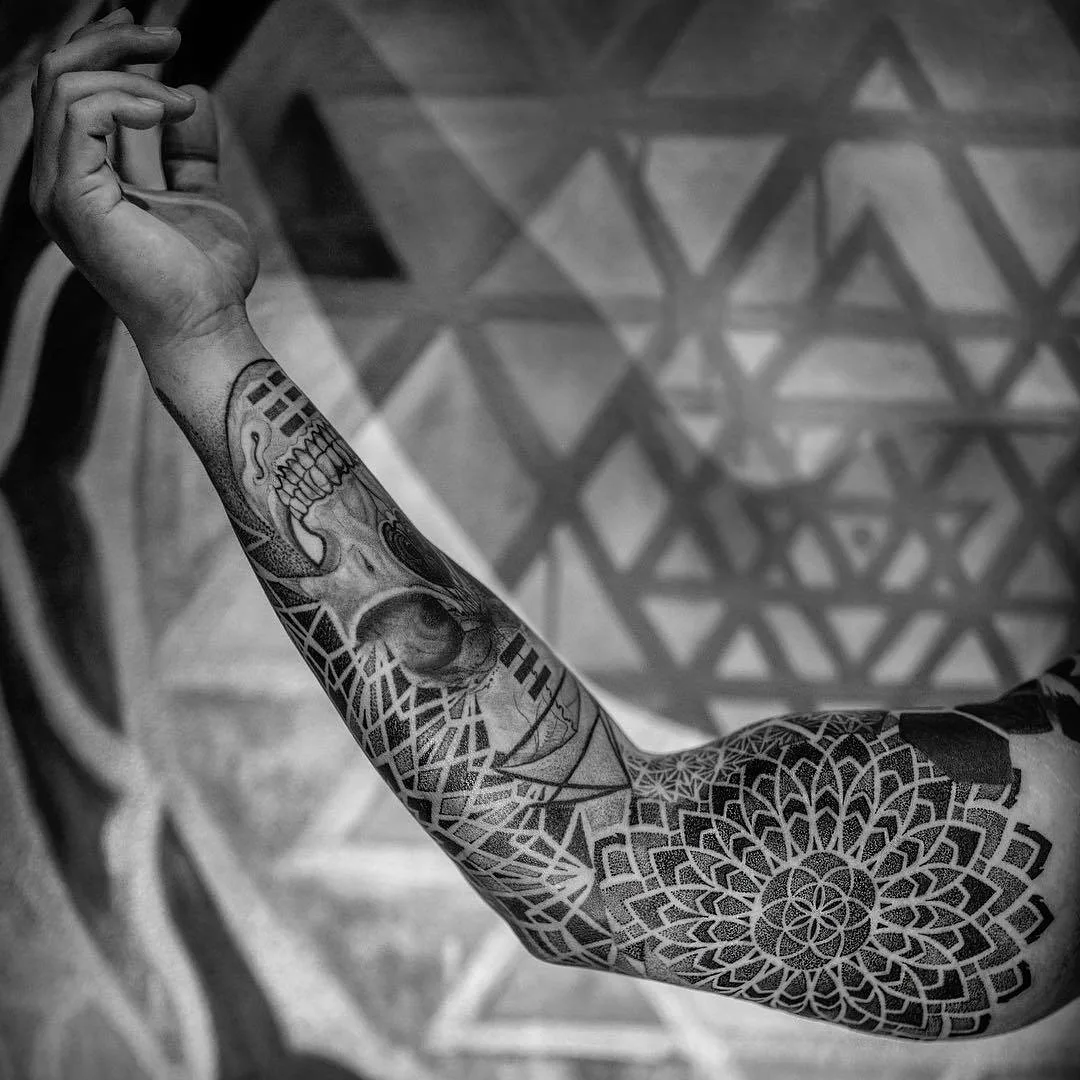Artista tatuatore Dillon Forte, stile nero di geometria sacra ornamentale tatuaggio | USA