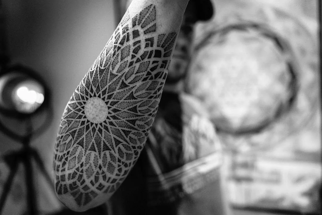 Artista tatuatore Dillon Forte, stile nero di geometria sacra ornamentale tatuaggio | USA