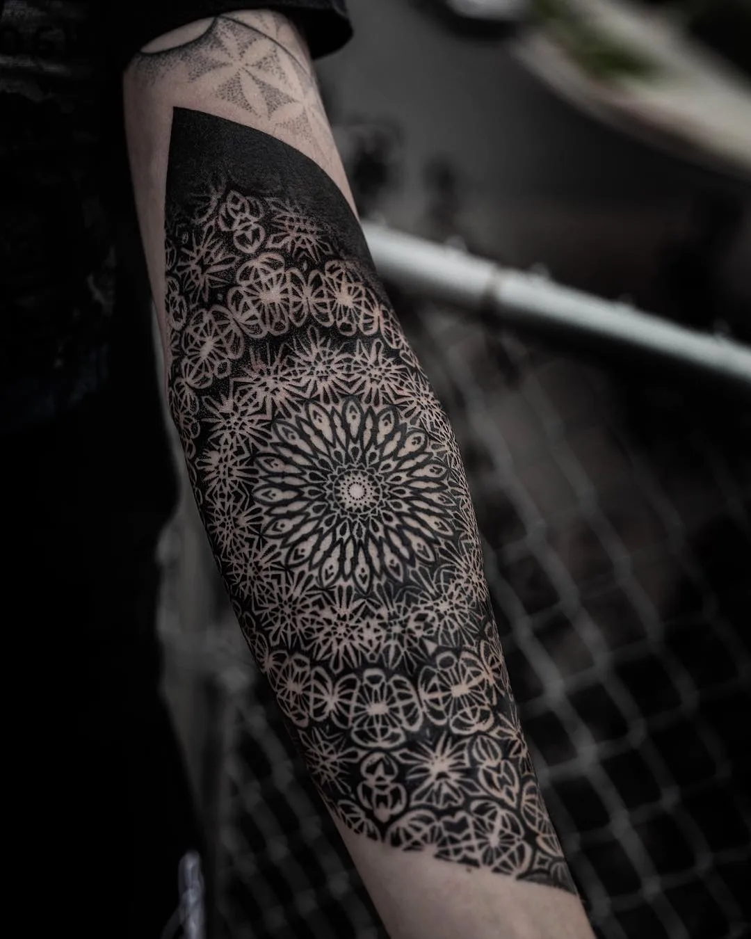 Artista tatuatore Dillon Forte, stile nero di geometria sacra ornamentale tatuaggio | USA