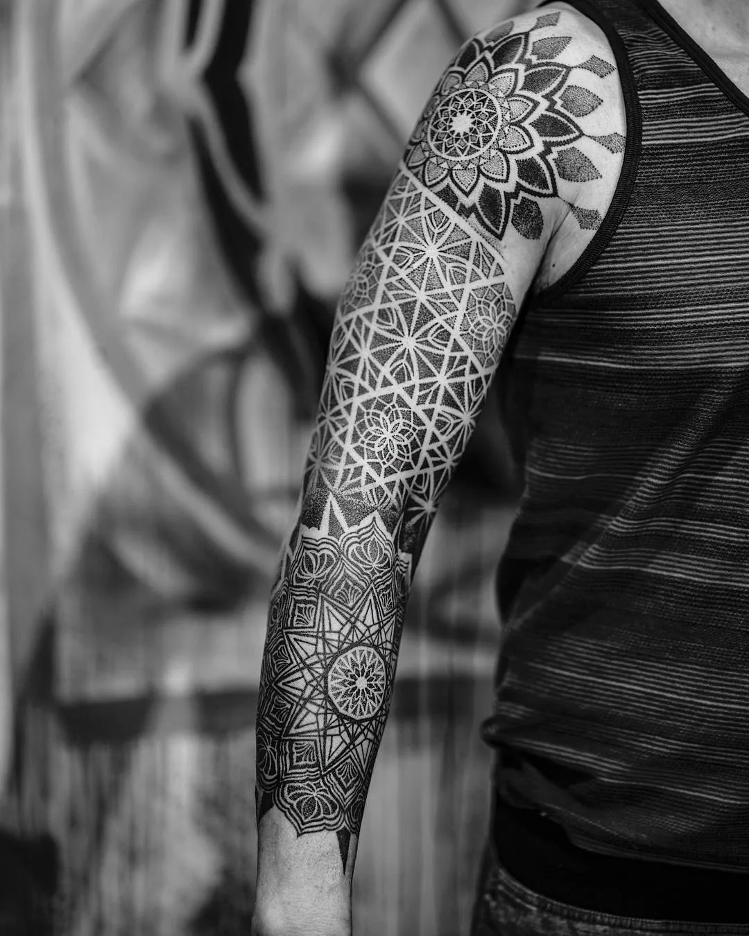 Artista tatuatore Dillon Forte, stile nero di geometria sacra ornamentale tatuaggio | USA