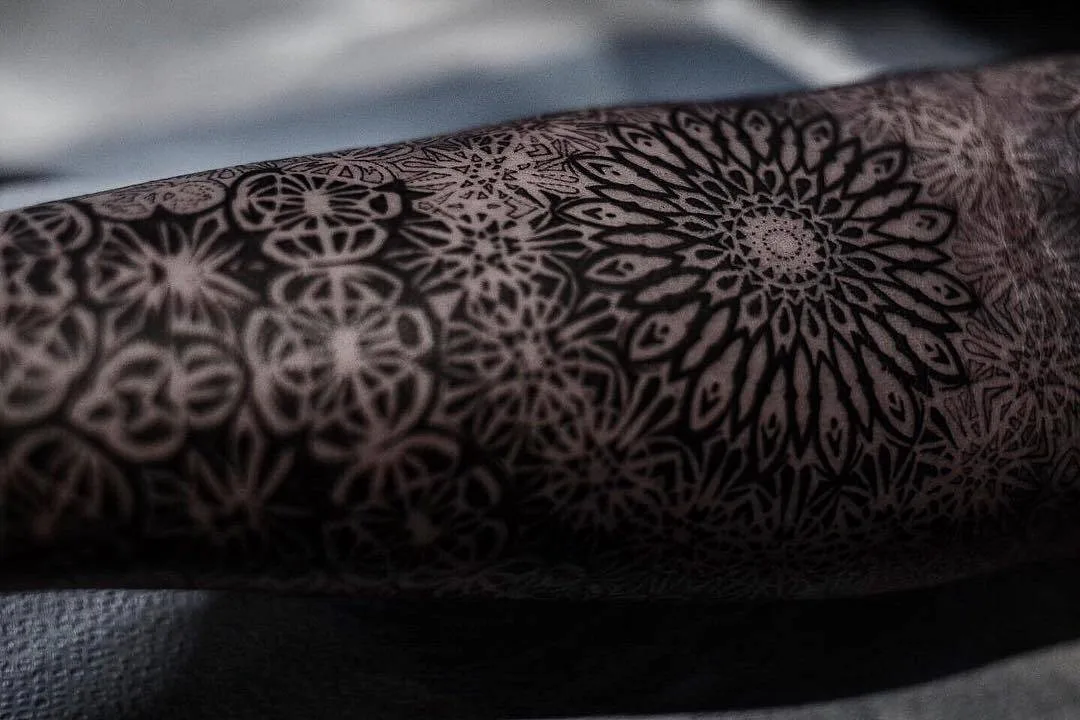 Artista tatuatore Dillon Forte, stile nero di geometria sacra ornamentale tatuaggio | USA