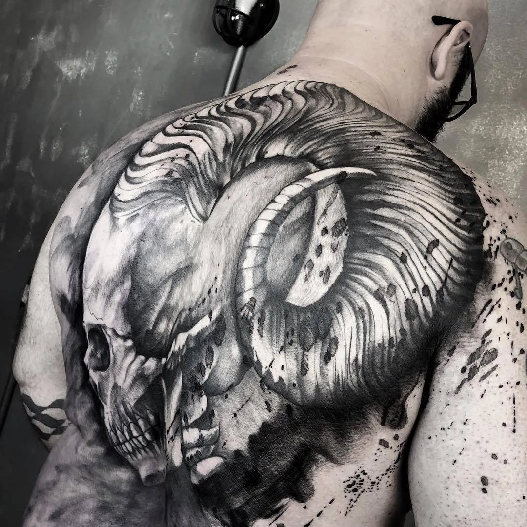 Artista de tattoo Paulo Reis, tattoos em preto com esboço de águacolor estilo autor | São Paulo, Brasil