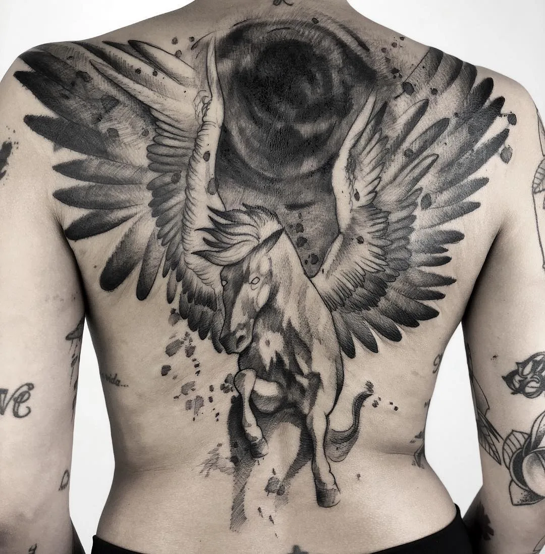 Artista de tattoo Paulo Reis, tattoos em preto com esboço de águacolor estilo autor | São Paulo, Brasil