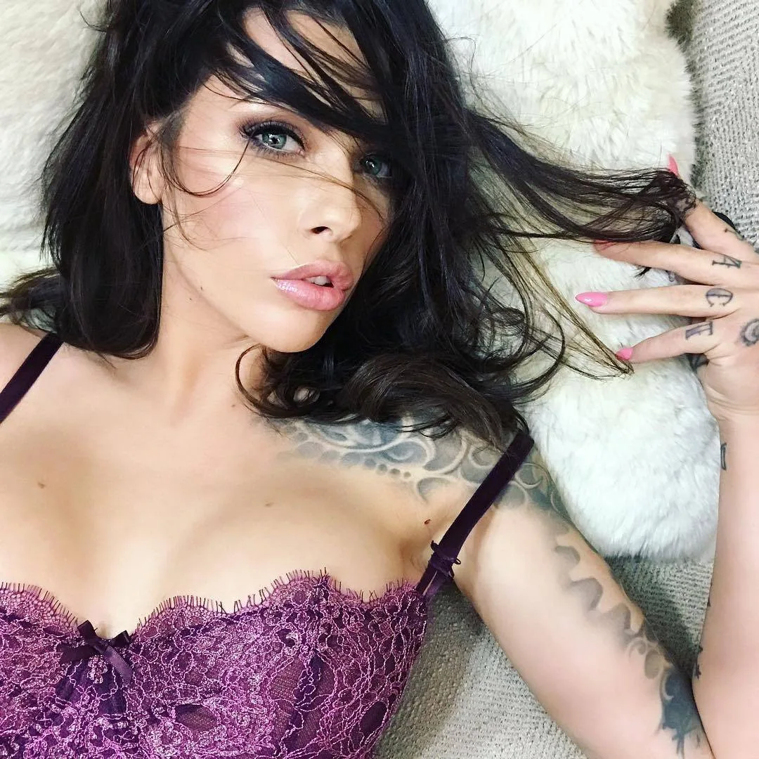 Modello tatuato Vera Bambi, ragazza con tatuaggio, modello foto alternativo | Canada