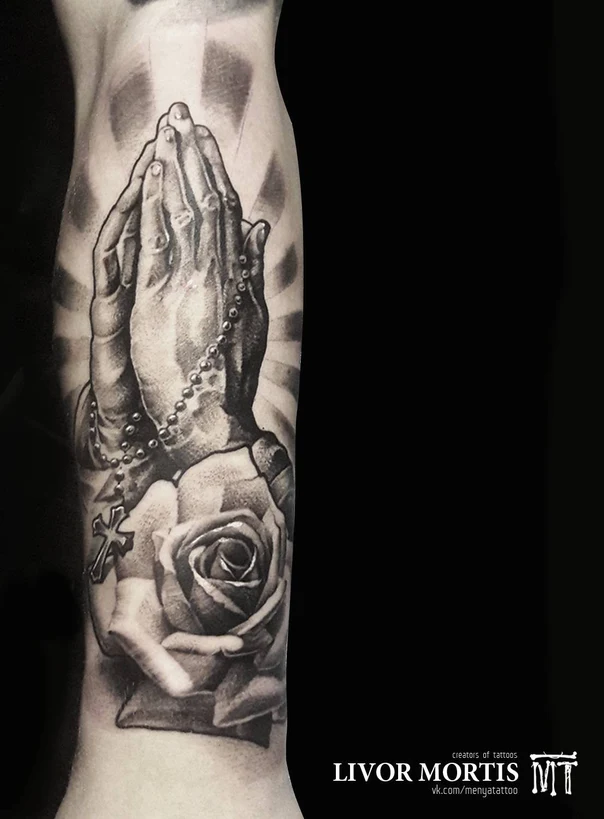Реализм Hands, Rose tattoo на Предплечье