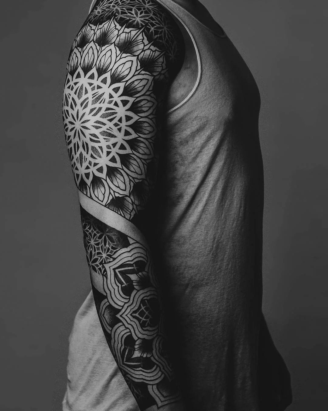 纹身艺术家Corey Divine,作者风格的黑色装饰性纹身 | 美国洛杉矶