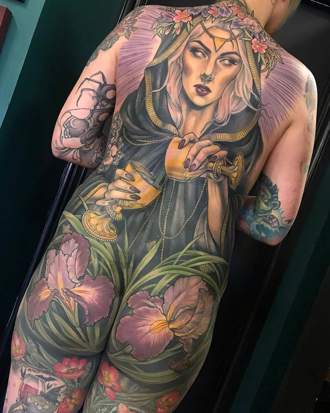 Artista de tatuagem Samantha Smith, cria tatuagem de cor neo tradicional, design individual | Calgary, Canadá