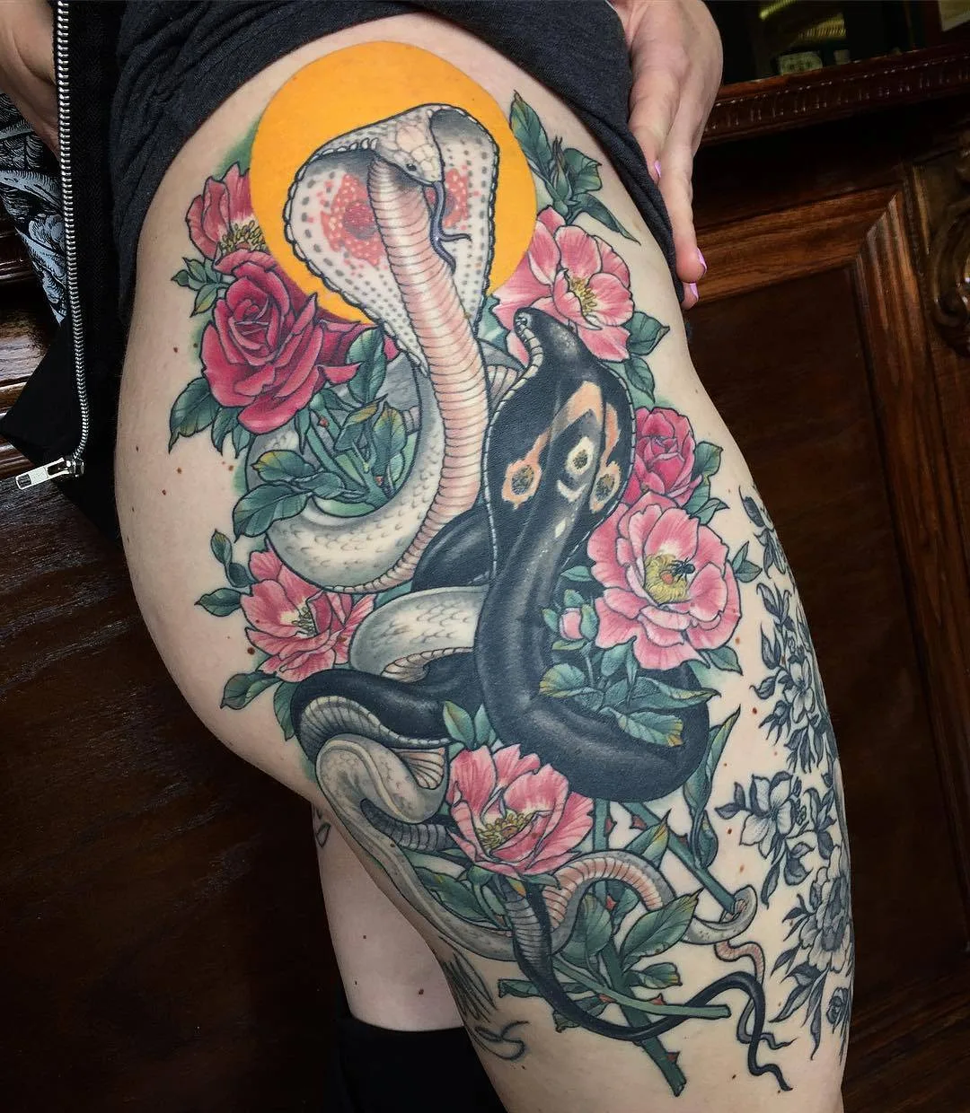 Artista de tatuagem Samantha Smith, cria tatuagem de cor neo tradicional, design individual | Calgary, Canadá