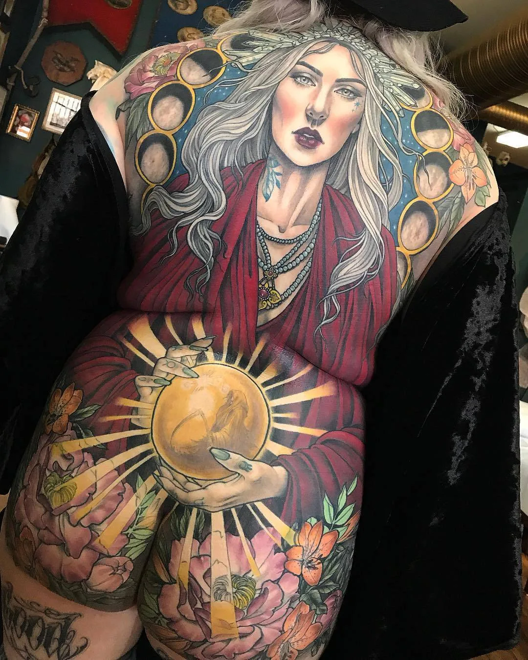 Artista de tatuagem Samantha Smith, cria tatuagem de cor neo tradicional, design individual | Calgary, Canadá