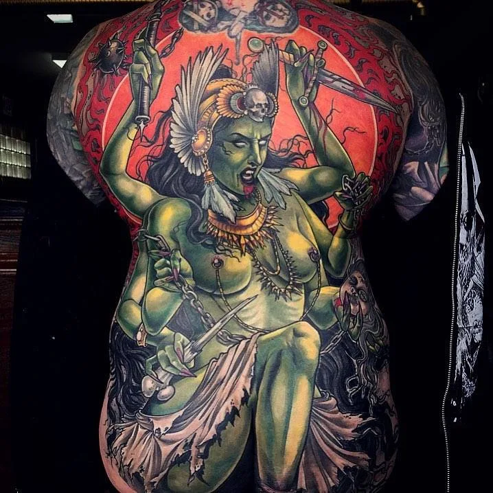 Artista de tatuagem Samantha Smith, cria tatuagem de cor neo tradicional, design individual | Calgary, Canadá