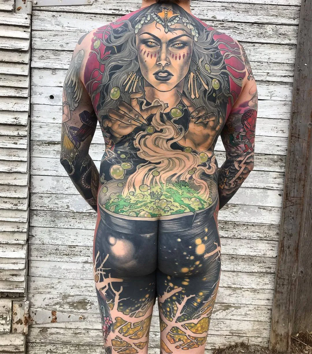 Artista de tatuagem Samantha Smith, cria tatuagem de cor neo tradicional, design individual | Calgary, Canadá