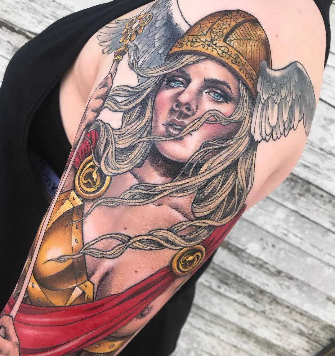 Artista de tatuagem Samantha Smith, cria tatuagem de cor neo tradicional, design individual | Calgary, Canadá