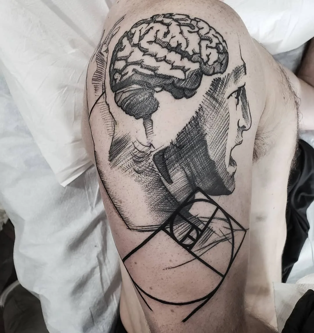 Artista de tatuagem Mike Riina, estilo de esboço livre de tatuagem de esboço negro | EUA