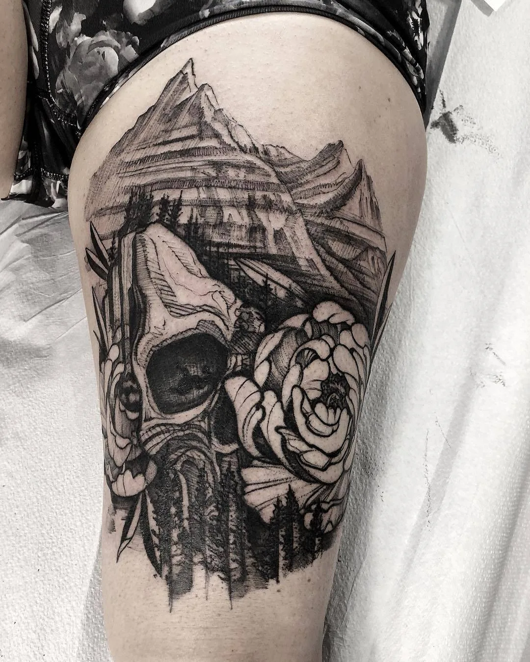 Artista de tatuagem Mike Riina, estilo de esboço livre de tatuagem de esboço negro | EUA