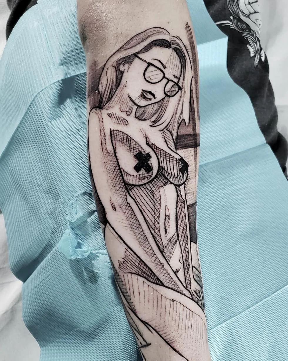 Artista de tatuagem Mike Riina, estilo de esboço livre de tatuagem de esboço negro | EUA