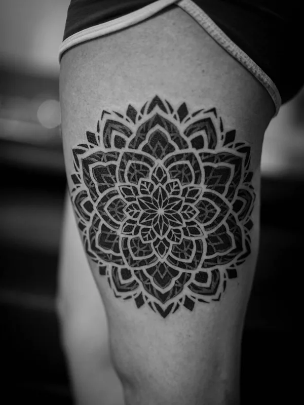 black mandala 纹身 在 thigh #27086 | 纹身师 Corey Divine