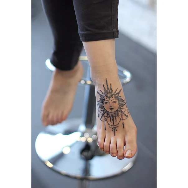 Лайнворк Sun tattoo на Foot