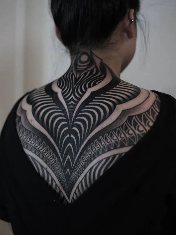 female black and grey blackwork 纹身 在 upper back #27085 | 纹身师 Corey Divine