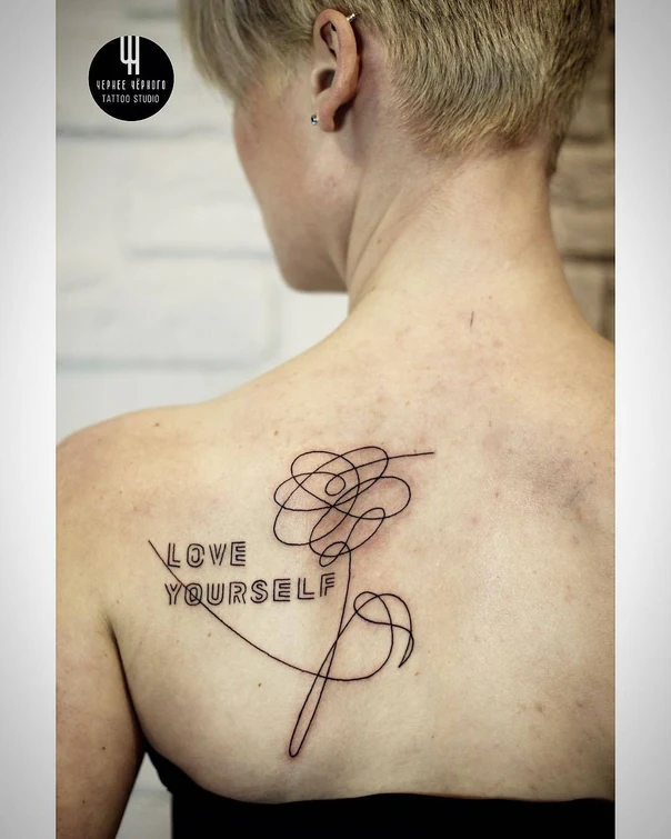 Лайнворк Floral, Text tattoo на Лопатка