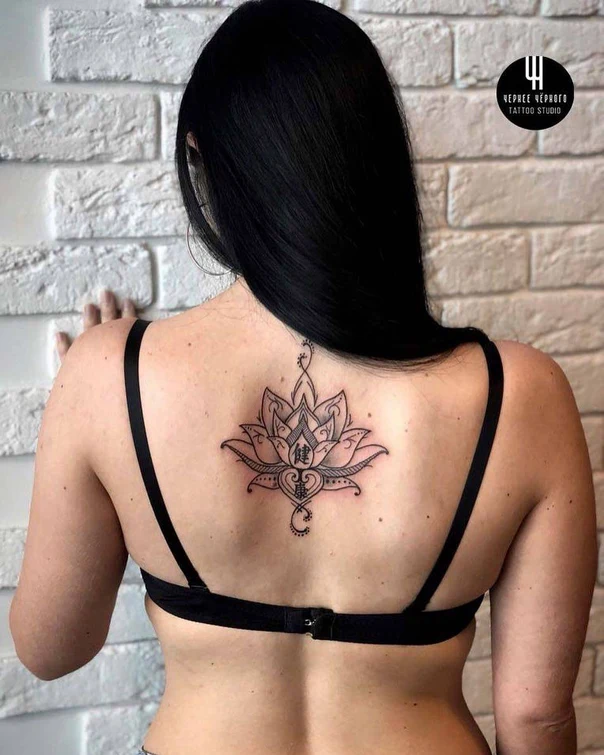 Лайнворк Lotus, Ornamental tattoo на Верхняя часть спины