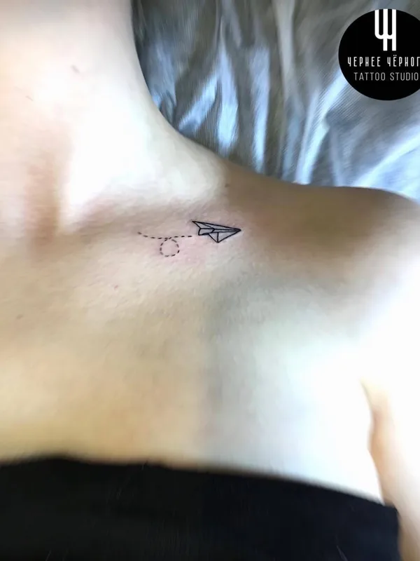 black linework Tatuagem em collarbone #27237 | Tatuador Kseniia Brykalova