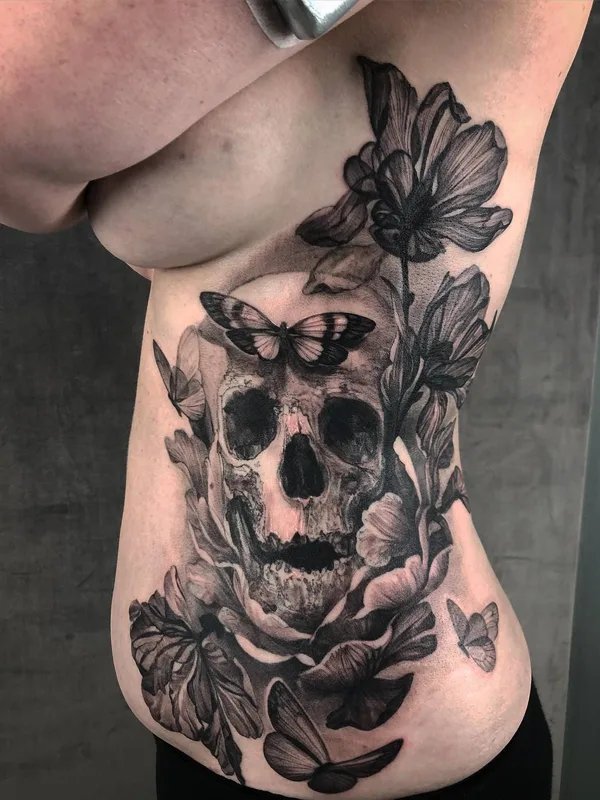 female black and grey black and grey 纹身 在 side #34342 | 纹身师 Ellen Westholm