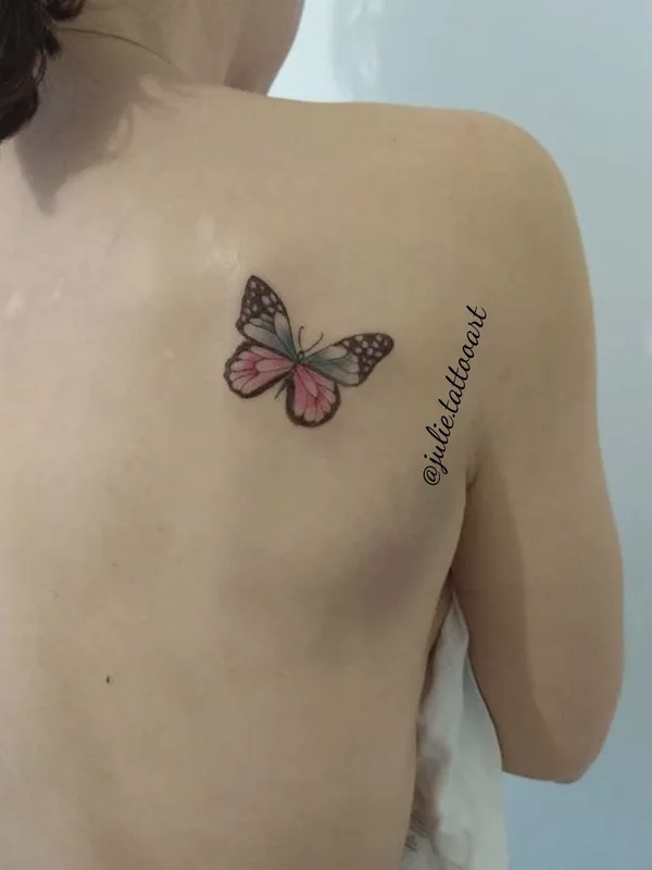 female color watercolor tattoo auf shoulder blade #38394 | Tätowierer Juliane Visser