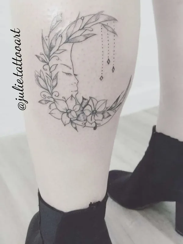 female black and grey fineline tattoo auf calf #38395 | Tätowierer Juliane Visser